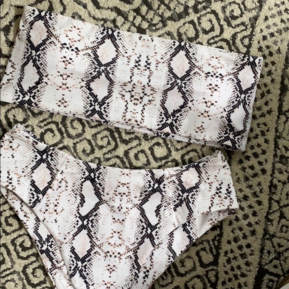 Women’s size medium swimsuit, nwot.